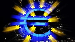 Eurozeichen und EU-Flagge