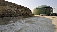 Biogasanlage und ein Lager mit Maissilage