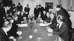 Bundeskanzler Konrad Adenauer (3.v.r.; 4.v.r.: Walter Hallstein, Staatssekretär im Auswärtigen Amt) und Moshe Sharett, Außenminister Israels (3.v.l.) unterzeichnen das deutsch-israelische Wiedergutmachungsabkommen