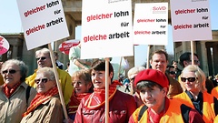 Der Bundestag debattiert über das Thema Entgeltgleichheit für Frauen und Männer.