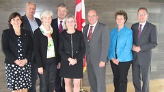 Die Delegationsteilnehmer Abg. Ute Bertram, Abg. Dr. Harald Terpe, Abg. Heike Baehrens, Abg. Thomas Stritzl, Abg. Dr. Edgar Franke, Abg. Sabine Zimmermann und Abg. Erwin Rüddel (v. l. n. r.) bei einem vorbereitenden Treffen mit der kanadischen Botschafterin Marie Gervais-Vidricaire in Berlin