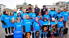 Aktion zum Weltmädchentag vor dem Brandenburger Tor 