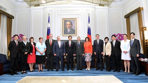 Abgeordnete Andrea Wicklein, Marina Kermer, Carola Strauche, Klaus-Peter Willsch, Präsident Ma Ying-jeou (Mitte), Uda Heller, Jens Koeppen in Taipeh