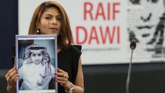 Ensaf Haidar, Ehefrau des saudischen Bloggers Raif Badawi, mit einem Foto ihres Ehemannes