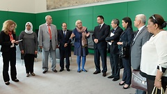 Vizepräsidentin Claudia Roth (Fünfte von links) begrüßte die Gäste; rechts neben ihr Ahmed Kharchi, Vorsitzender der Algerisch-Deutschen Freundschaftsgruppe.