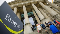 Der Bundestag öffnet seine Pforten am Tag der Ein- und Ausblicke.