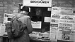 Zeitungskiosk in Berlin: Die Besatzungsmächte führten die während der NS-Herrschaft unterdrückte Pressefreiheit wieder ein. Schon bald erschienen zahlreiche, von den Besatzungsmächten lizenzierte Zeitungen. Foto: Gerhard Gronefeld, 1945/48