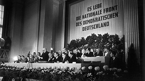 Wilhelm Pieck, erster Präsident der DDR, verliest bei der Feierstunde der Provisorischen Volkskammer zur Gründung der DDR das Manifest der Nationalen Front, Foto, 7. Oktober 1949
