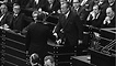 Nach dem Scheitern des ersten konstruktiven Misstrauensvotums 1972 gratuliert der unterlegene Fraktionsvorsitzende der CDU/CSU, Rainer Barzel, dem Bundeskanzler Willy Brandt (SPD) zu seinem Sieg, 27. April 1972