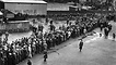 Arbeitslosenschlange vor dem Arbeitsamt Hannover: Nach Ausbruch der Weltwirtschaftskrise 1929 stieg die Arbeitslosigkeit stark an. Im Hintergrund ist die Parole »Wählt Hitler« zu erkennen. Foto: Walter Ballhause, um 1930