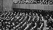 Verabschiedung des "Ermächtigungsgesetzes": Am 23. März 1933 stimmte der Reichstag in der Kroll-Oper über das »Gesetz zur Behebung der Not von Volk und Reich« ab. Zur Einschüchterung waren am Rand des Saals SA-Männer postiert.