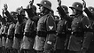 Soldaten der Reichswehr werden am 2. August 1934 auf Hitler vereidigt: Die erste Vereidigung auf die Person Hitlers erfolgte noch am Sterbetag von Reichspräsident Paul von Hindenburg. Am linken Oberarm trugen die Soldaten Trauerflor.