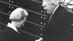 Alterspräsident Ludwig Erhard von der CDU gratuliert der neuen Bundestagpräsidentin Annemarie Renger nach ihrer Wahl am 13.12.1972 im Deutschen Bundestag in Bonn. Die SPD-Abgeordnete war mit 438 von 513 gültigen Stimmen gewählt worden.