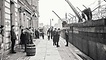 Passanten sehen am 13. August 1961 in der West-Berliner Sebastianstraße DDR-Grenzsoldaten beim Mauerbau zu.