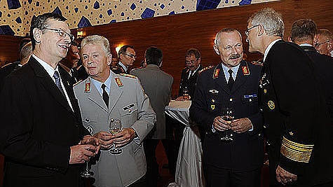 Hellmut Königshaus (links) im Gespräch mit dem Generalinspekteur der Bundeswehr Volker Wieker (2. v. l.), Generalleutnant Finster und Konteradmiral Nielson.