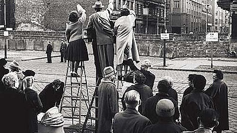 20.10.1961: West-Berliner winken in der Bernauer Straße ihren Familienangehörigen hinter der Mauer in Berlin-Ost zu. (Mauerbau)