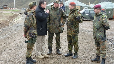 Der Wehrbeauftragte im Lager Gate I mit Kommandeur Einsatzkompanie, Feldarzt, Kontingentführer und Adjutant