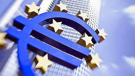 Euro-Logo vor der Zentrale der Europäischen Zentralbank