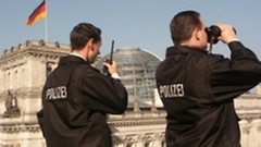 Foto: Polizisten auf dem Dach eines der Gebäude des Deutschen Bundestages