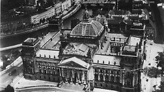 Foto: Historische Luftaufnahme des Westportals des Reichstagsgebäudes aus dem Jahre 1928