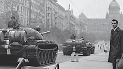 Truppen des Warschauer Paktes beendeten die Hoffnungen auf Demokratisierung im Ostblock.
