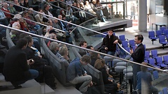 Besucher auf einer Tribüne im Plenarsaal