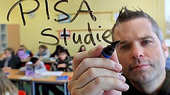 Lehrer schreibt die Wörter 'PISA Studie'