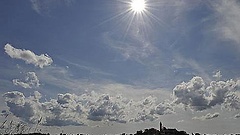 Wolken über einem Dorf