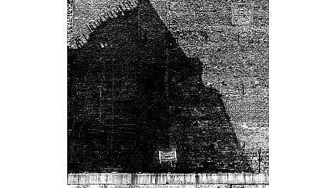 Foto von Robert Häusser zeigt Mauerausschunitt vor einer Brandmauer