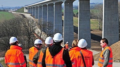 Neue Brücke führt Bahntrasse über ein Tal