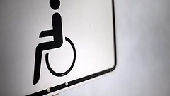 Hinweisschild für einen Behinderten-Parkplatz