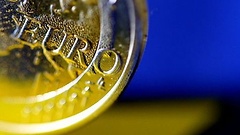Euromünze und EU-Fahne