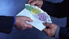 Umschlag mit Euro-Scheinen wird übergeben