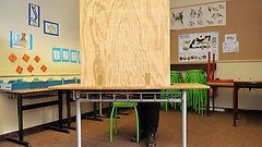 Wahlkabine in einer Schule