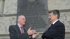 Norbert Lammert und Lászlo Kövér vor der Plakette zur Erinnerung an den deutsch-ungarischen Freundschaftsvertrag am Reichstagsgebäude