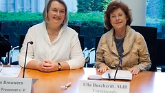Ulla Burchardt, SPD (rechts) und Marlies Brouwers, Vorsitzende des Deutschen Frauenrates