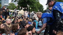 Communicatoren der Polizei suchen das Gespräch mit den Demonstranten des Occupy-Camps vor der Europäischen Zentralbank in Frankfurt.