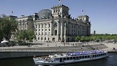 Reichstagsgebäude von der Spree aus