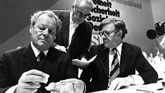 Willy Brandt, Herbert Wehner und Helmut Schmidt (v. l.) auf dem außerordentlichen SPDParteitag in Dortmund, 1976