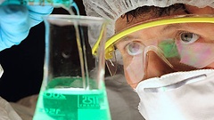 Forscherin in Labor hält Erlenmeyerkolben