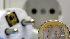 Steckdose und Ein-Euro-Münze