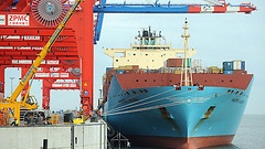 Containerschiff am Dock mit Hafenkränen
