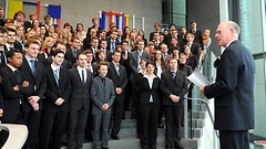 Bundestagspräsident Norbert Lammert mit den Teilnehmern an den Tagen der Begegnung.