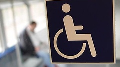 Hinweisschild für Schwerbehinderte in einem Zug