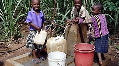 Kinder an Wasserhahn