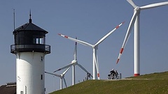 Leuchtturm Dicke Berta mit Windpark in Cuxhaven