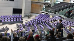 Kinder auf der Besuchertribüne im Plenarsaal