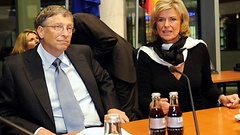 Bill Gates (links) mit Dagmar Wöhrl, Vorsitzende des Ausschusses für Entwicklungshilfe und wirtschaftliche Zusammenarbeit.