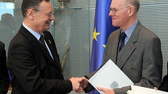 Hellmut Königshaus (links) überreicht den Wehrbericht 2012 an Norbert Lammert.