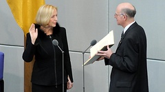 Eidesleistung der neuen Bildungsministerin Wanka und Bundestagspräsident Lammert